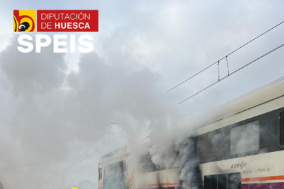 Un bombero apagando las llamas en el convoy. 