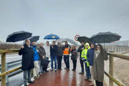Las autoridades locales y de la Generalitat, bajo la lluvia durante el acto inaugural de la nueva vía.