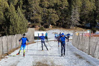 Varios integrantes de un equipo que practica esquí nórdico, en la zona de la base de la estación de Lles