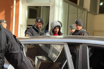 Un detenido en la calle Nord de Lleida en la operación de la Guardia Civil contra el tráfico de personas.