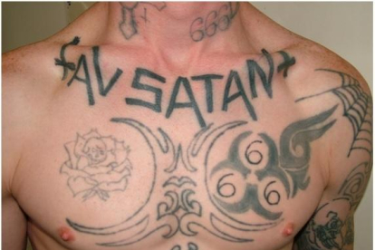Alguns dels tatuatges del detingut, amb símbols satànics.