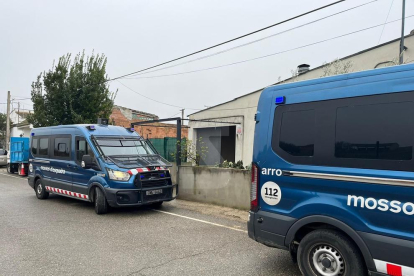 Part de l'operatiu dels Mossos d'Esquadra a la casa situada a la partida Quatre Pilans de Lleida.