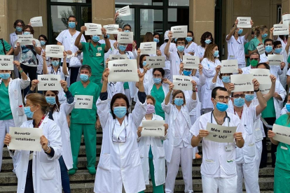 Professionals sanitaris protesten a les portes de l'Hospital Josep Trueta de Girona en una imatge d'arxiu.