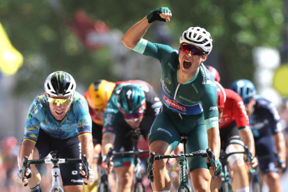 Philipsen, intractable, firma el triplet en els esprints del Tour; Vingegaard continua de groc