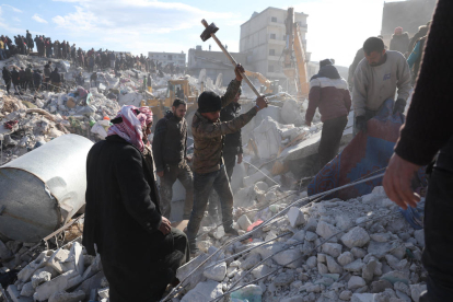Imatge de les tasques de rescat a la província d'Idlib (Síria) després que diversos terratrèmols hagin sacsejat el nord de Síria i el sud de Turquia

Data de publicació: dimecres 08 de febrer del 2023, 16:24

Localització: Idlib (Síria)