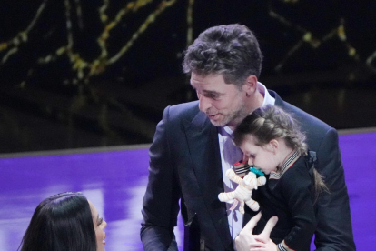 Pau Gasol, con su hija Ellie en brazos, recibiendo el premio.