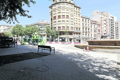 El nou mobiliari urbà a la rambla d'Aragó.