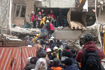 Els equips de rescat turcs evacuen un cos d’entre la runa d’un edifici.