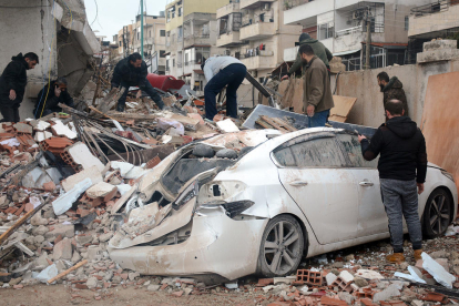 Los equipos de rescate turcos evacúan un cuerpo de entre los escombros de un edificio.