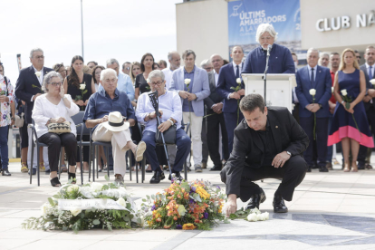 El alcalde de Cambrils deposita unas flores ante la mirada de autoridades y víctimas, entre ellas el viudo de la única fallecida.