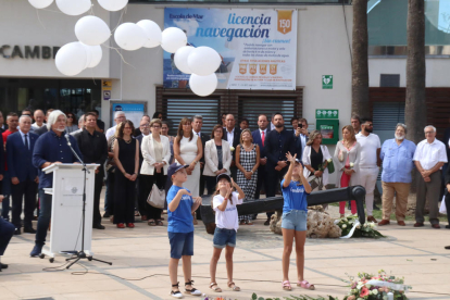 El alcalde de Cambrils deposita unas flores ante la mirada de autoridades y víctimas, entre ellas el viudo de la única fallecida.