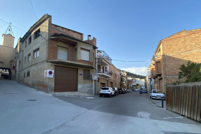 El carrer Valls és un dels més transitats de la població.