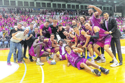 Michael Carrera saluda a la afición tras la finalización del partido.