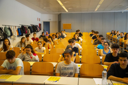 Alumnes realitzant la selectivitat aquest dimecres a Lleida.