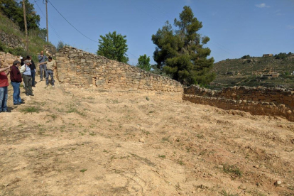 La fossa es troba al cementiri vell del municipi de les Garrigues.