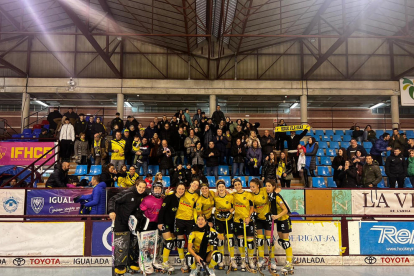 Jugadoras del Vila-sana posan al final del partido con aficionados desplazados hasta Igualada.