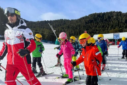 Los primeros alumnos del CEIP Pau Claris de La Seu que estrenaron la temporada de esquí escolar. 