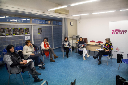 Reunión ayer de la comisión especial sobre el Aula de Teatre en el Casal de la Dona de Lleida. 