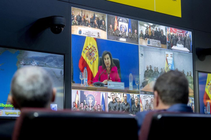Vista desde una pantalla de la intervención de la ministra de Defensa, Margarita Robles, en una videoconferencia con las misiones en el exterior.