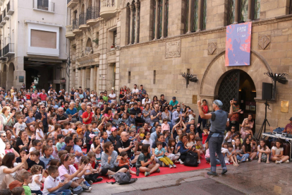 Els titellaires mouen centenars de persones a Lleida en l'arrencada del darrer dia de la 34a Fira de Titelles