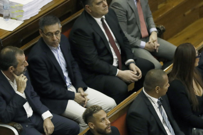 Neymar i el seu pare, a la fila inferior, amb Rossell i Bartomeu, a la superior, al judici.