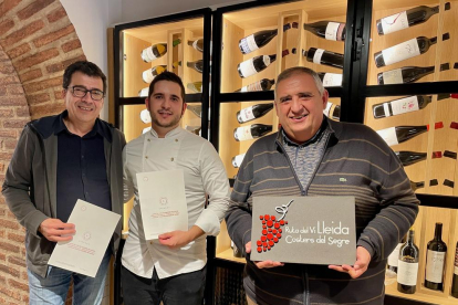 El presidente de la DO Costers del Segre, Tomàs Cusiné; el chef Jesús Gimena y el periodista Rafa Gimena, al restaurante L'Espurna.