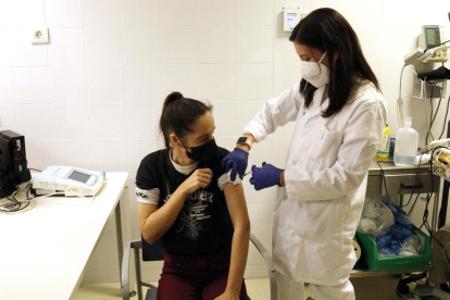 Una mujer se vacuna contra la covid-19 y la gripe en el CAP Primer de Maig de Lleida.
