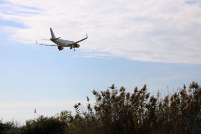 Un avió sobrevolant el delta del Llobregat.