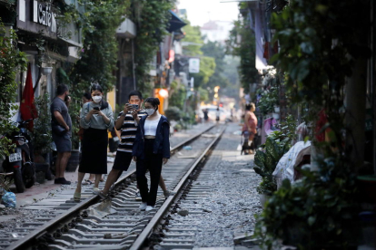 Hanói cierra sus cafés junto a las vías del tren por el peligro de los selfis
