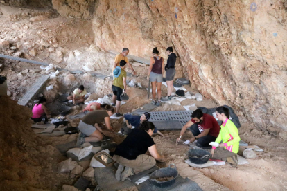 Arqueólogos excavando al yacimiento de la Roca dels Bous, en Sant Llorenç de Montgai