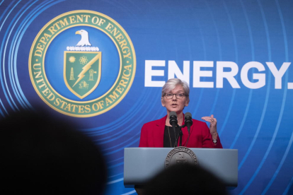 La secretaria de Energía de EE.UU., Jennifer Granholm, participa en una rueda de prensa, este 13 de diciembre de 2022, en Washington.
