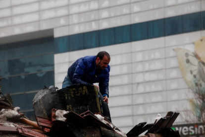 Una persona colabora en las labores de búsqueda tras el terremoto en la frontera sur de Turquía y Siria.