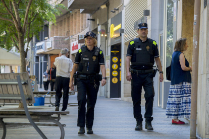 Agents de la Guàrdia Urbana visiten un comerç de la Zona Alta amb la regidora de Seguretat, Cristina Morón.