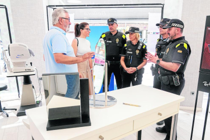 Agents de la Guàrdia Urbana visiten un comerç de la Zona Alta amb la regidora de Seguretat, Cristina Morón.