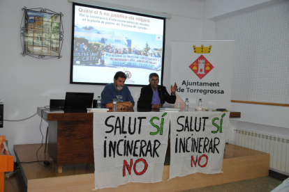 Joan Vázquez (esquerra) durant un acte contra Nova Tracjusa a Torregrossa el setembre passat.