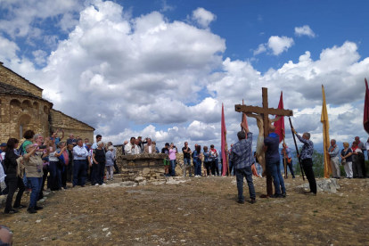 Los vecinos de Castell de Mur sacaron al Sant Crist en procesión para pedir que lleguen las lluvias.