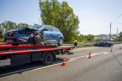 Los dos turismos implicados en el accidente a la altura de Les Basses d’Alpicat. 