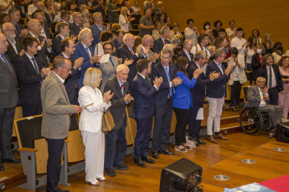 Les autoritats, Vallverdú i la resta d’assistents, aplaudint al final de l’acte inaugural.