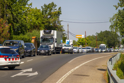 Los dos turismos implicados en el accidente a la altura de Les Basses d’Alpicat. 