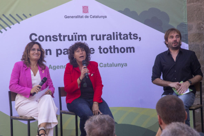Las conselleras Vilagrà y Jordà, con Quim Masferrer, que condujo el acto celebrado en Castellserà.