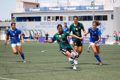 Laura Fernández y Mariajo observan cómo la visitante Yoshimura trata de despejar un balón.