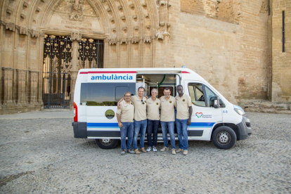 La entidad Superant Fronteres, ayer con la ambulancia cargada de material en la Seu Vella de Lleida. 