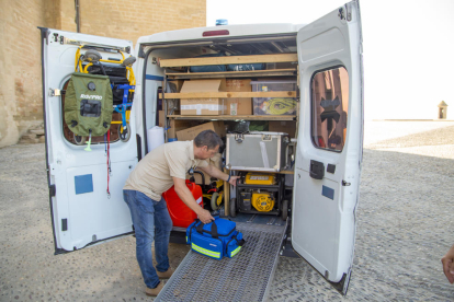 La entidad Superant Fronteres, ayer con la ambulancia cargada de material en la Seu Vella de Lleida. 