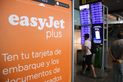 Un cartell d'Easyjet a la terminal 2c de l'aeropot del Prat en el primer dia de vaga de pilots