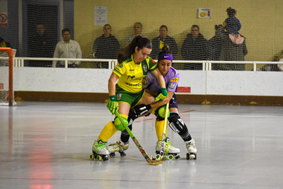 Daiana Silva pugna amb una jugadora de l’Académico da Feira.