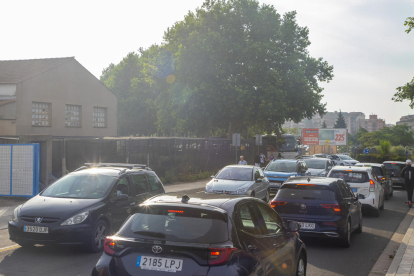 Tráfico intenso delante del instituto Guindàvols en el nuevo acceso al parking, ayer a las 8.00 horas.