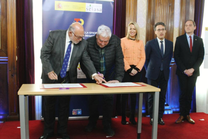 Un momento de la firma del convenio para la modernización de los Canales de Urgell
