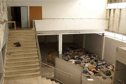 Imatge de la façana de l’antic mercat de Santa Teresa i de com es troba l’interior, que està molt degradat i ple d’escombraries.