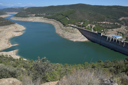 El pantà de Rialb pot emmagatzemar 403 hectòmetres cúbics d’aigua i ahir en tenia poc més de 30. A la dreta, una llengua del pantà des de l’església de la Torre de Rialb.