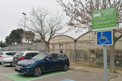 Una de las plazas reservadas en Agrónomos para vehículos de alta ocupación o ecológicos.